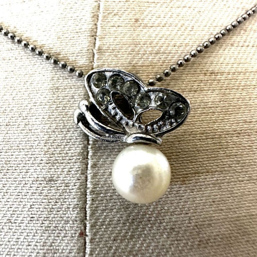 Vintage silver tone butterfly faux pearl pendant necklace